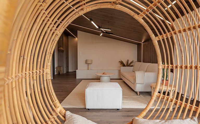 Salon w stylu boho i skandynawskim z jasnymi meblami i drewnianymi detalami