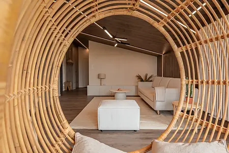 Salon w stylu boho i skandynawskim z jasnymi meblami i drewnianymi detalami