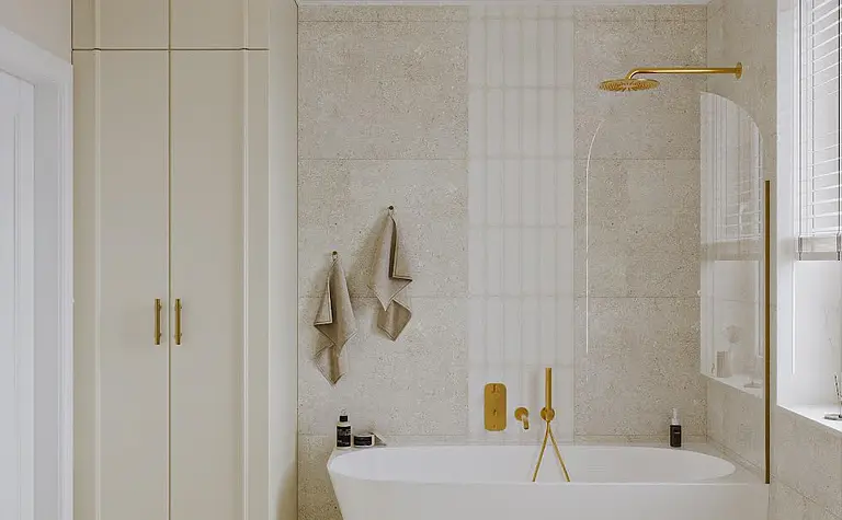 Nowoczesna łazienka w stylu art deco i eklektycznym z wanną i beżowymi akcentami.