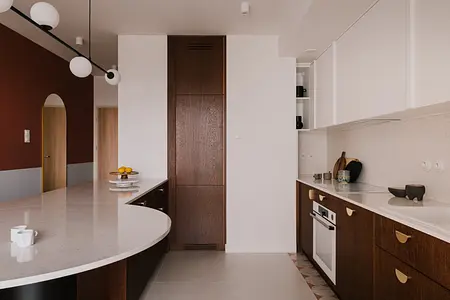 Wnętrze kuchni z ciemnym drewnem, białymi akcentami i elementami art deco oraz vintage.