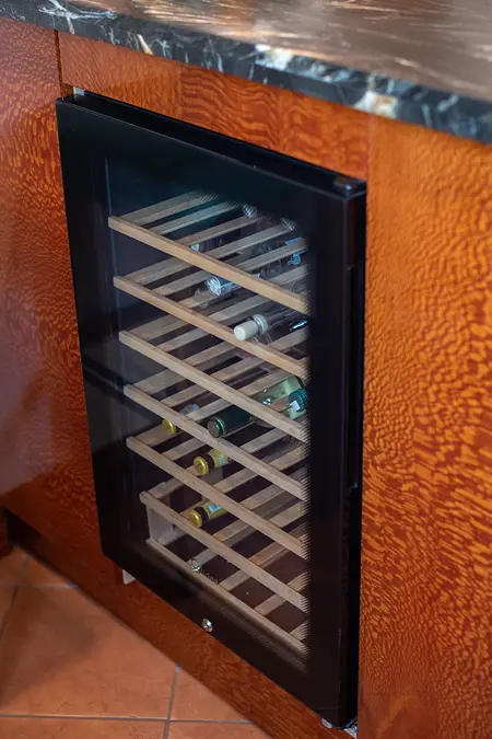 Kuchnia z drewnianą lodówką na wino, elementy vintage i współczesne