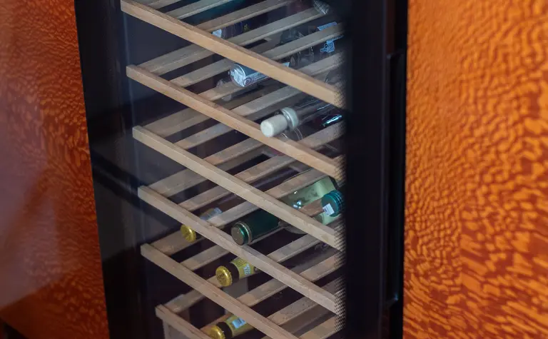 Kuchnia z drewnianą lodówką na wino, elementy vintage i współczesne