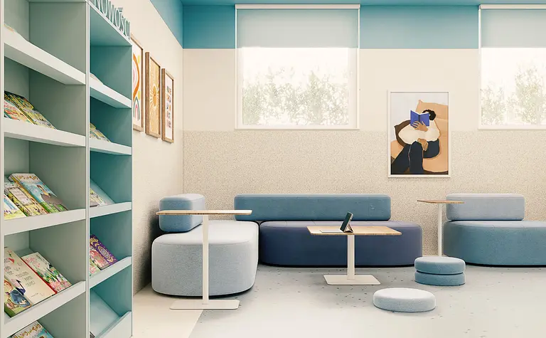 Pokój z niebieskimi meblami, regałem i nowoczesnymi akcentami. Dopamine decor, eklektyczny styl.