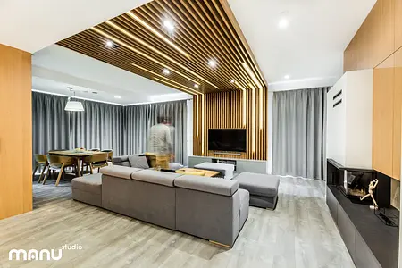 Salon w stylu industrialnym z minimalistycznym wystrojem i drewnianymi akcentami.
