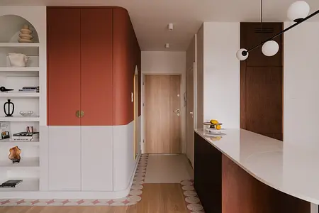 Wnętrze korytarza w stylu art deco, eklektycznym i vintage z brązowymi i białymi elementami.