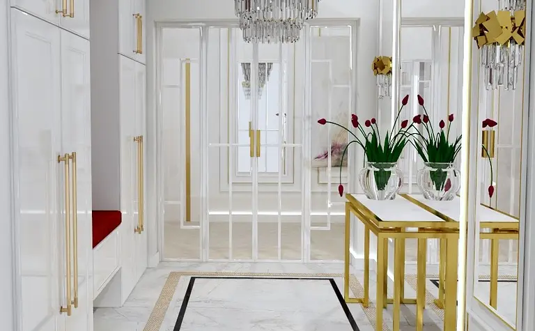 Przedpokój w stylu glamour z białymi meblami i złotym żyrandolem.