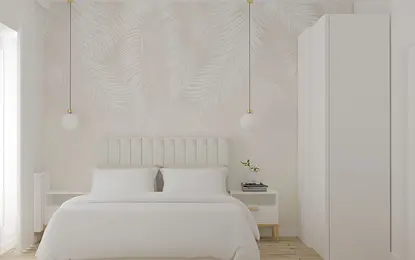 Minimalistyczna sypialnia w jasnych tonacjach z dużym łóżkiem, subtelną tapetą z motywem liści, białymi szafkami nocnymi i wiszącymi lampami z kulistymi kloszami. Przytulne wnętrze o spokojnym, nowoczesnym designie.