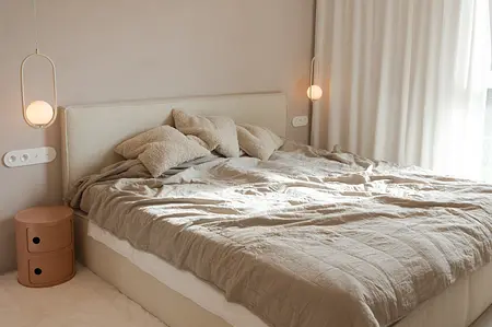 Sypialnia w stylu art deco, boho, dopamine decor, eklektycznym z beżowym łóżkiem.