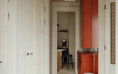 Przedpokój z tradycyjnymi i soft minimalizm meblami w odcieniach bieli i pomarańczy.