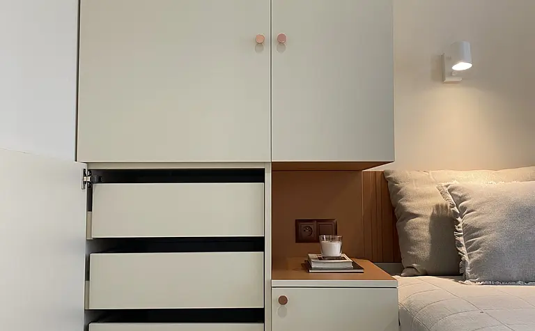 Sypialnia w stylu japandi i skandynawskim z minimalistycznym wyposażeniem.