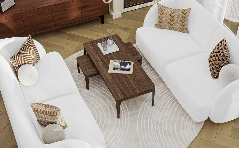 Wnętrze salonu w stylu art deco i eklektycznym z białymi sofami i drewnianym stolikiem.