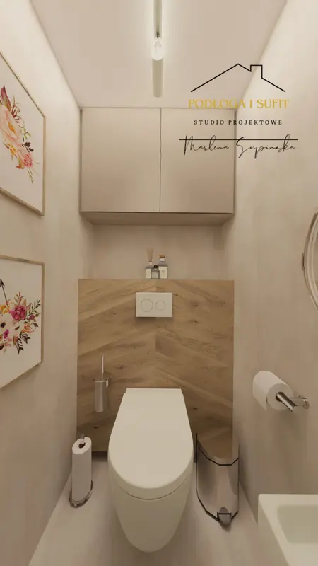 Mała toaleta z drewnianymi i białymi elementami, minimalistyczny design.