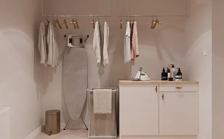 Pralnia minimalistyczna z białymi meblami i nowoczesnym wyposażeniem.