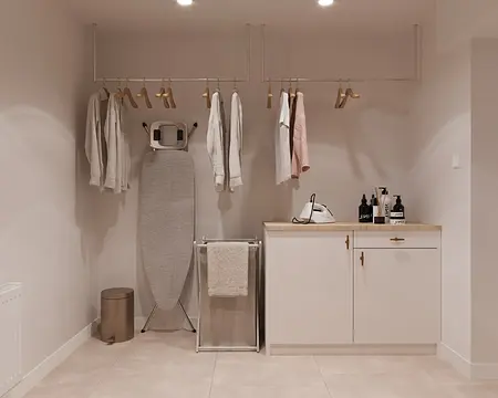 Pralnia minimalistyczna z białymi meblami i nowoczesnym wyposażeniem.