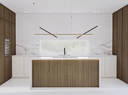 Kuchnia minimalistyczna z drewnianymi meblami i nowoczesnym oświetleniem.