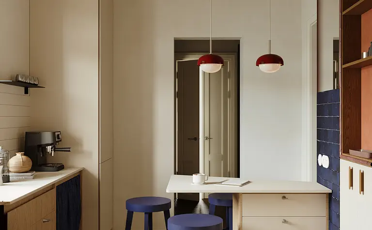 Kuchnia w stylu soft minimalizm z tradycyjnymi elementami, jasne meble, niebieskie akcenty.