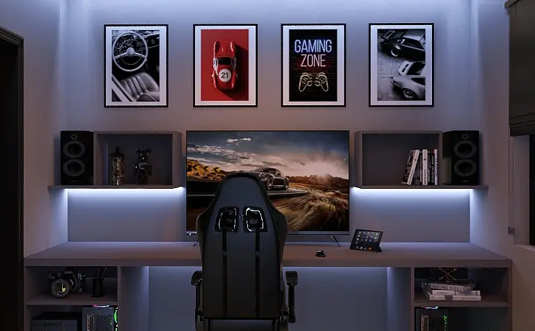 Nowoczesne biuro z dużym monitorem, gamingowym fotelem i dekoracjami na ścianie.