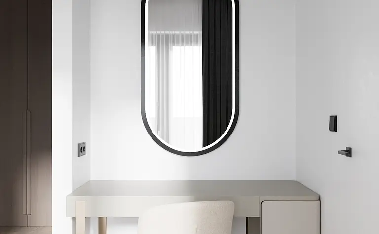 Minimalistyczne wnętrze pokoju z biurkiem, lustrem i oknem.