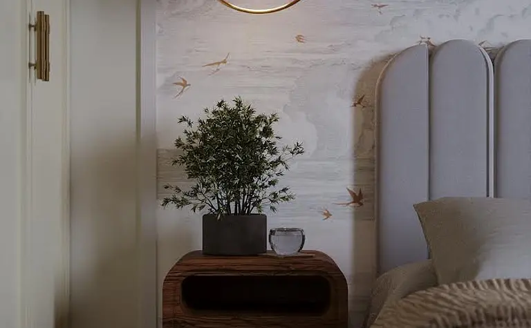 Sypialnia z oświetleniem art deco i eklektycznymi akcentami.