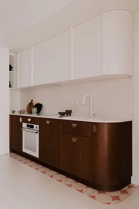 Kuchnia w stylu art deco i vintage z brązowymi meblami.