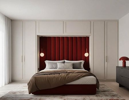 Stylowa sypialnia z czerwonym zagłówkiem, białymi meblami i dodatkami w quiet luxury.