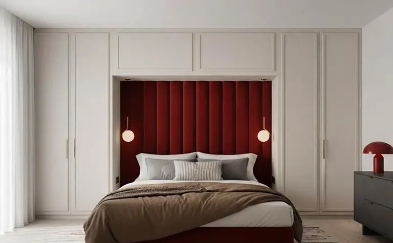 Stylowa sypialnia z czerwonym zagłówkiem, białymi meblami i dodatkami w quiet luxury.