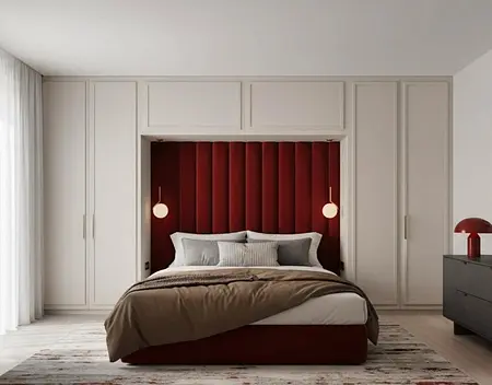 Stylowa sypialnia z czerwonym zagłówkiem, białymi meblami i dodatkami w quiet luxury.