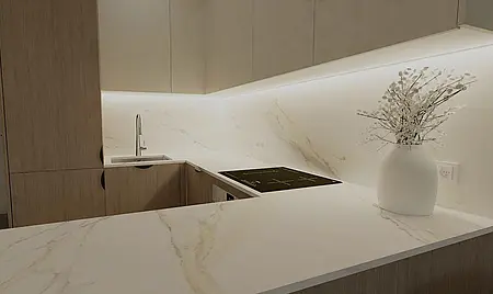 Nowoczesna kuchnia z białymi meblami i drewnianymi detalami, styl współczesny.