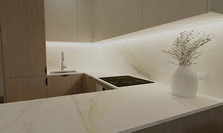 Nowoczesna kuchnia z białymi meblami i drewnianymi detalami, styl współczesny.
