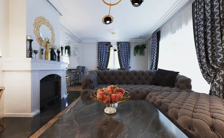 Wnętrze salonu w stylu glamour z szarym narożnikiem, złotymi detalami i eleganckimi zasłonami.