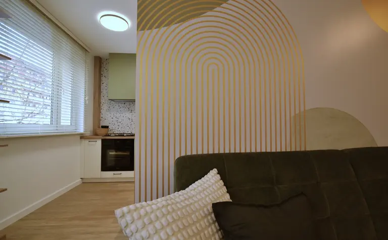 Wnętrze kuchni z zielonymi meblami, minimalistyczne i skandynawskie akcenty.