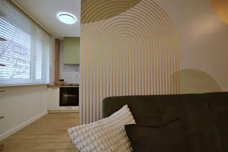 Wnętrze kuchni z zielonymi meblami, minimalistyczne i skandynawskie akcenty.