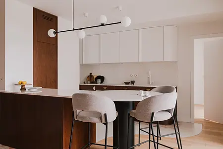 Wnętrze kuchni w stylu art deco z brązowymi i białymi akcentami.