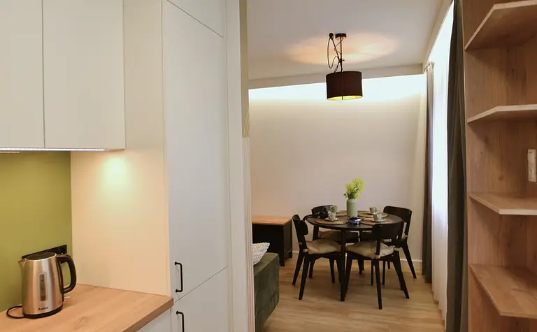 Nowoczesna kuchnia z minimalistycznym designem, drewnianym blatem i akcentami skandynawskimi.