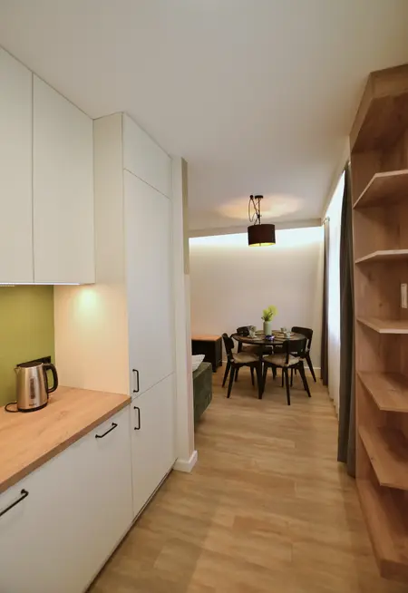 Nowoczesna kuchnia z minimalistycznym designem, drewnianym blatem i akcentami skandynawskimi.