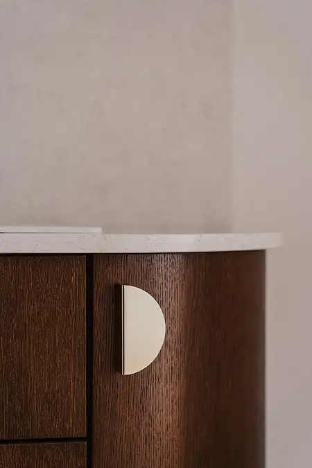 Wnętrze z brązową komodą i marmurowym blatem, styl art deco, eklektyczny, nowoczesny, vintage, współczesny.