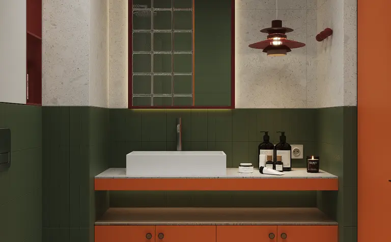 Wnętrze łazienki z pomarańczowymi detalami, industrialnymi i vintage akcentami.