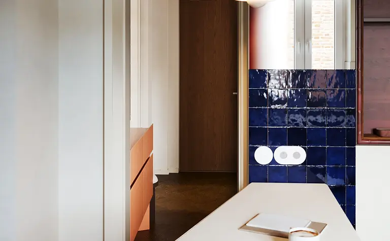 Kuchnia w stylu soft minimalizm i tradycyjnym z niebieskimi kafelkami.