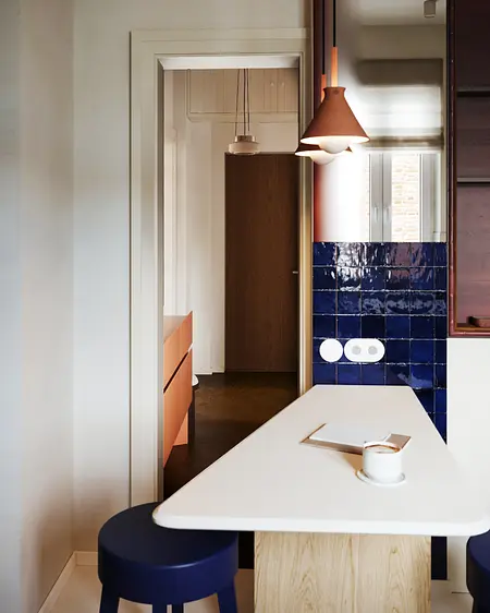 Kuchnia w stylu soft minimalizm i tradycyjnym z niebieskimi kafelkami.