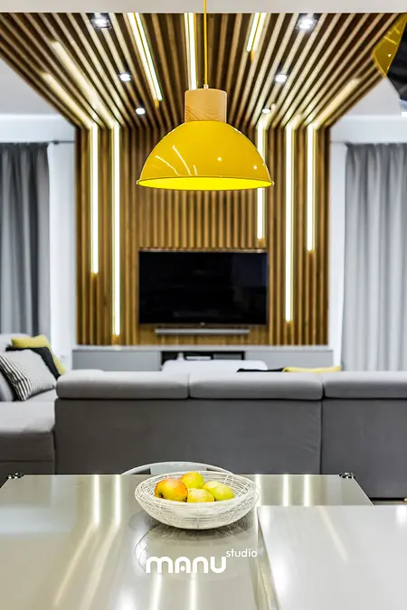 Salon w stylu industrialnym z minimalistycznym oświetleniem i drewnianą dekoracją.