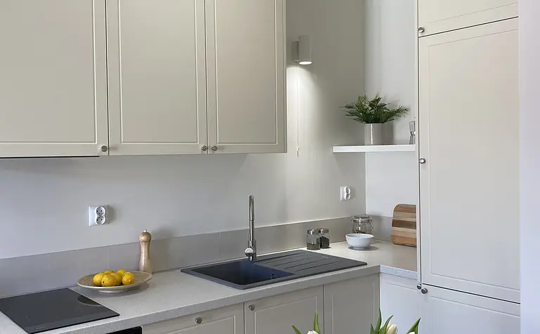 Kuchnia w stylu japandi z minimalistycznymi meblami i skandynawskim akcentem.