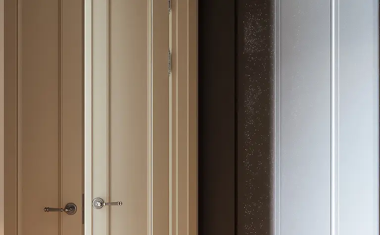 Garderoba w stylu soft minimalizm z tradycyjnymi elementami, beżowe drzwi i szafa.