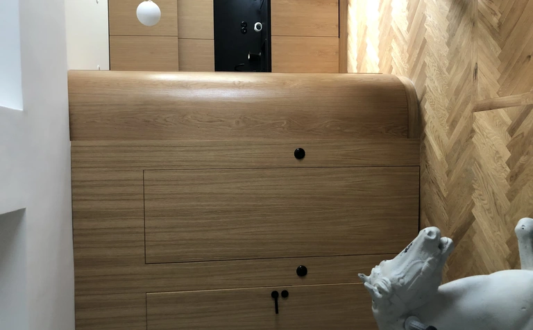 Wnętrze kuchni w stylu japandi z drewnianymi elementami i czarnymi akcentami.
