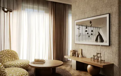 Wnętrze salonu z beżowymi fotelami, drewnianym stolikiem, zasłonami, styl dopamine decor, eklektyczny, quiet luxury.