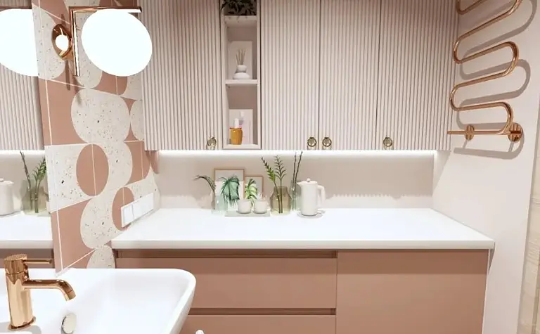 Nowoczesna łazienka z elementami art deco i glamour, z białymi meblami i różowymi akcentami.