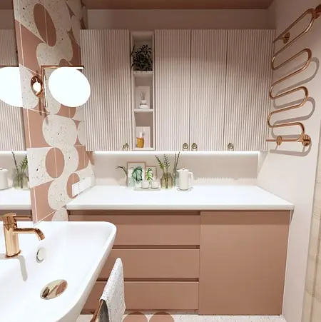 Nowoczesna łazienka z elementami art deco i glamour, z białymi meblami i różowymi akcentami.