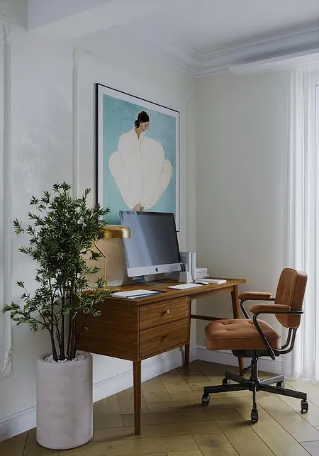 Wnętrze gabinetu w stylu art deco i eklektycznym z biurkiem i rośliną.