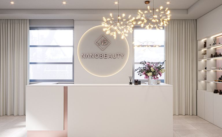 Recepcja w minimalistycznym wnętrzu z białym blatem, kwiatami i nowoczesnym oświetleniem.