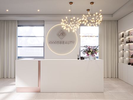 Recepcja w minimalistycznym wnętrzu z białym blatem, kwiatami i nowoczesnym oświetleniem.