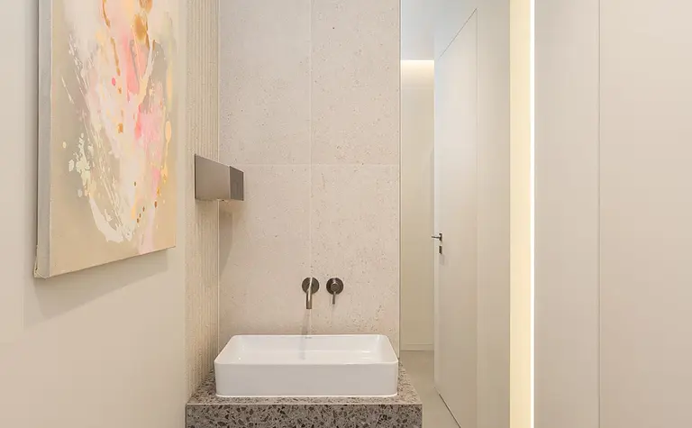 Nowoczesna łazienka z minimalistycznym designem w stylu japandi, skandynawskim i soft minimalizmie.